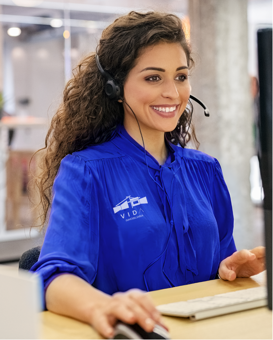 Mujer contactando a Grupo Emel Vida Inmobiliaria